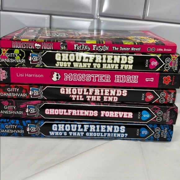 monster high Other - Monster High Book Bundle – 2 Hardcover + 4 Paperback Set collection